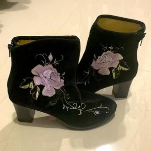 Flannel embroidered booties,black with flowers.